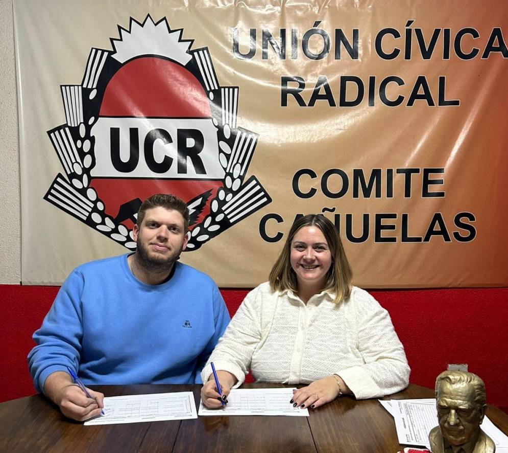 Sabino y Matrelo juntos firmando la lista.