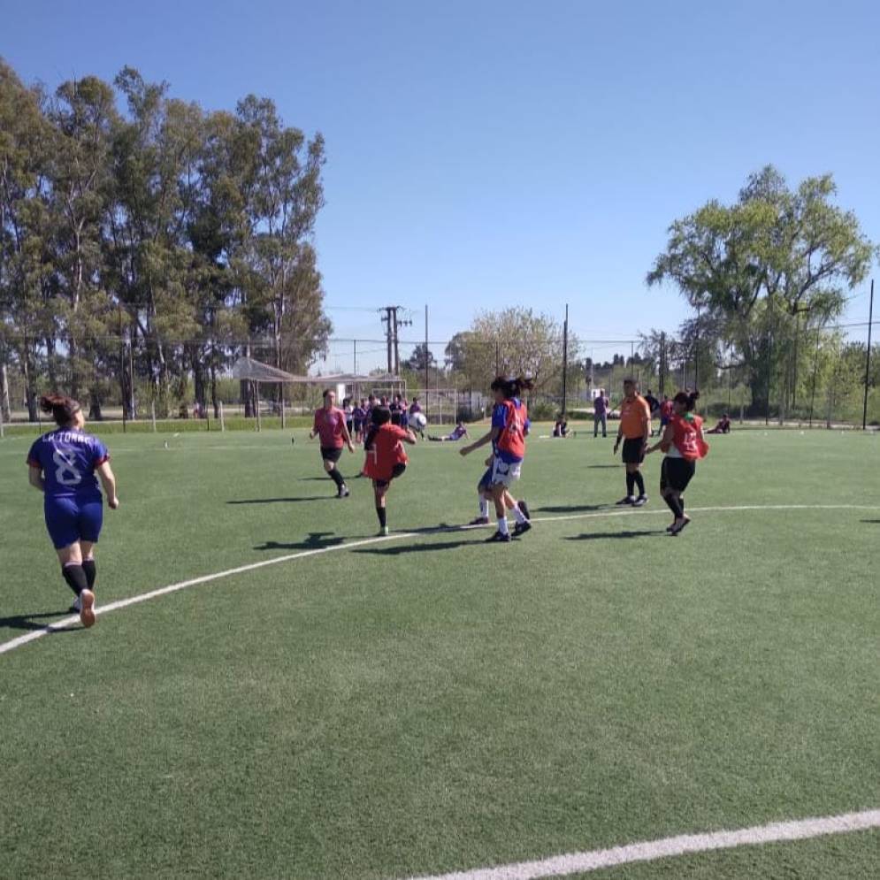 Las estudiantes en pleno partido.