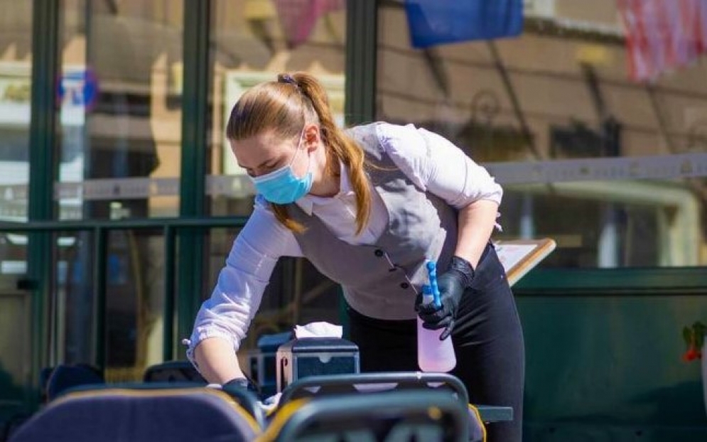 Los mozos y mozas deber&aacute;n higienizar la mesa entre cliente y cliente.