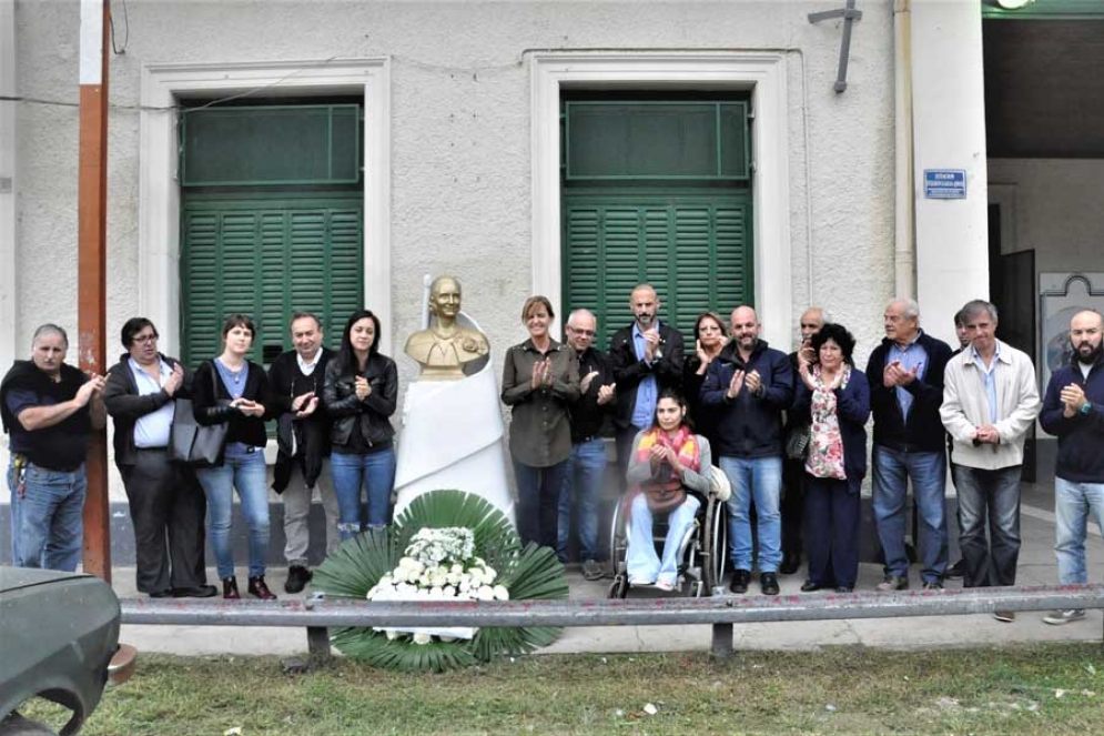 Dirigentes del PJ local se acercaron hasta el busto Evita ubicado en el ingreso a la Estaci&oacute;n de Trenes. 