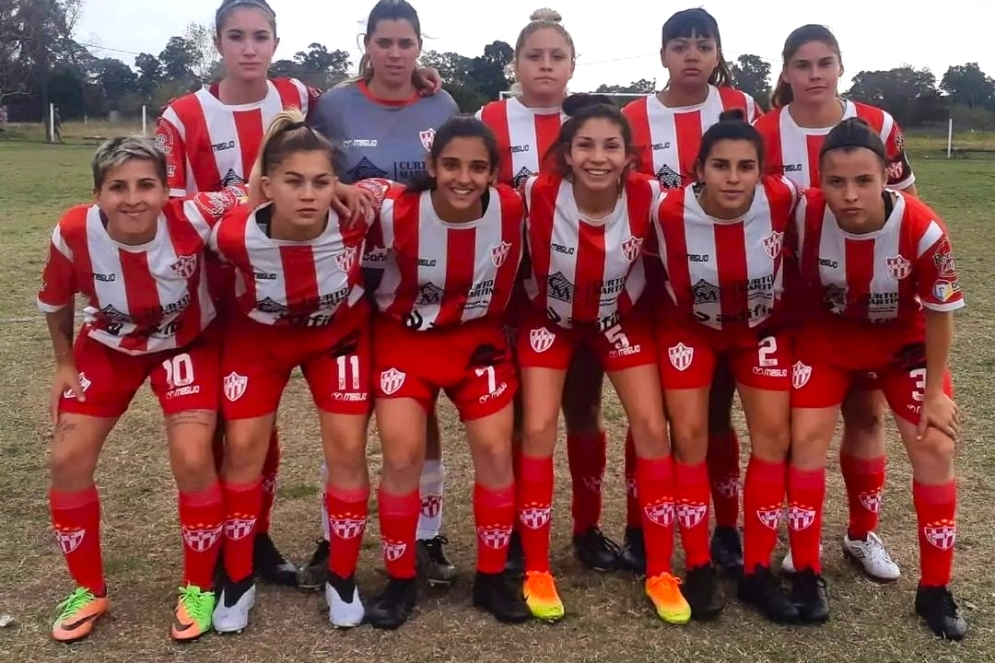 El equipo femenino de CFC, antes del empate en el cl&aacute;sico.