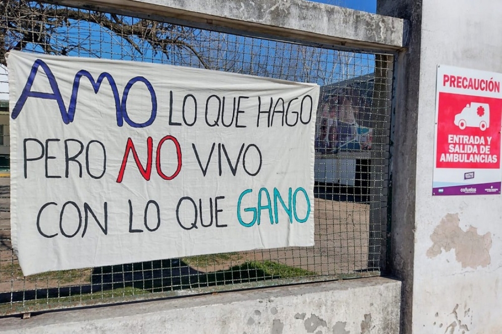 El nosocomio amaneci&oacute; con pancartas en todas las puertas de acceso.