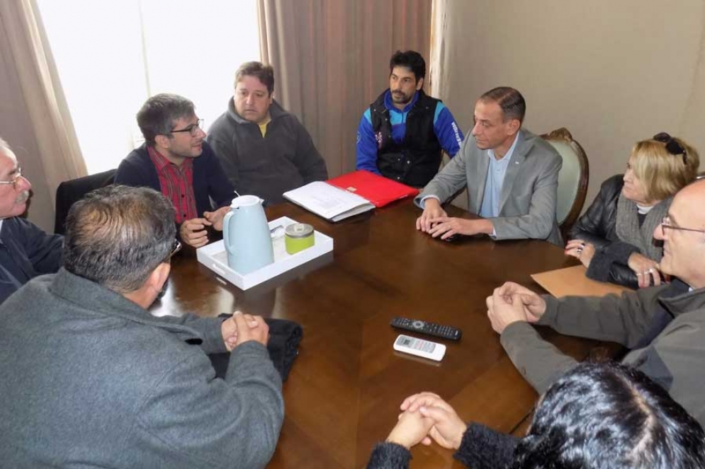 El jefe comunal, integrantes de La Alameda y referentes de la localidad de la Ruta N&deg;205. 