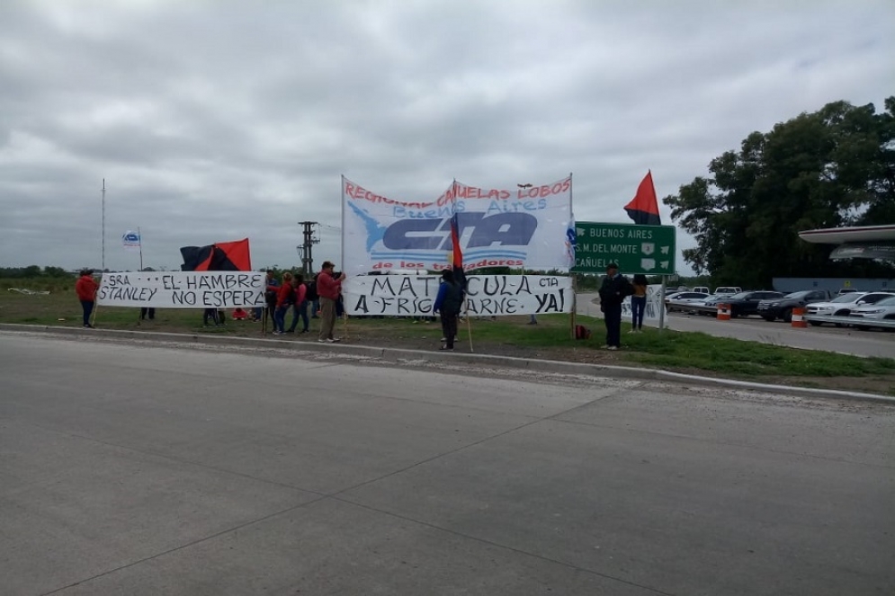 Movilizaci&oacute;n en la rotonda de la autopista