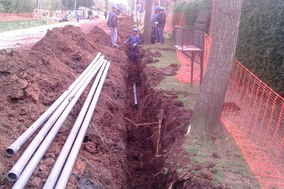 Comenz&oacute; la obra de agua en el barrio Los Pozos