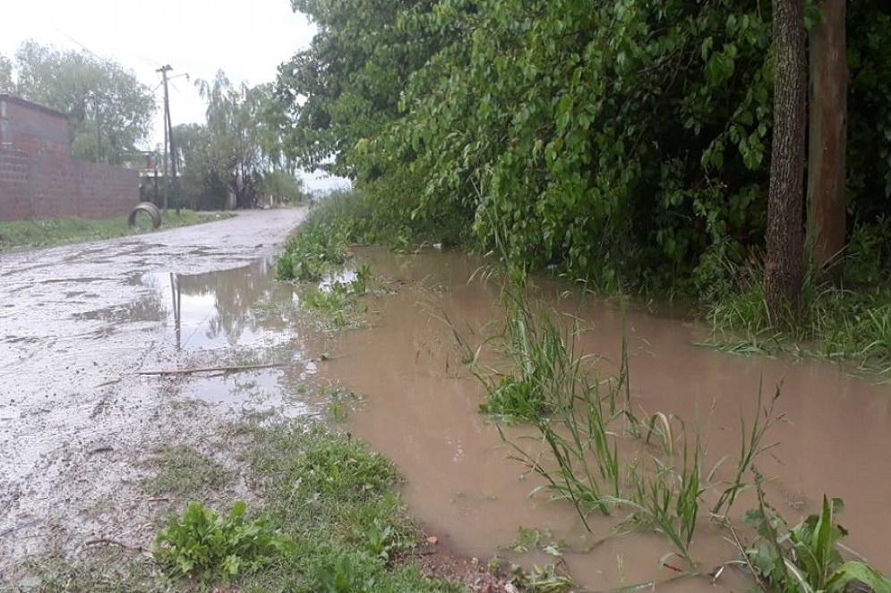 Se desbordaron zanjas y escurrimientos de agua.