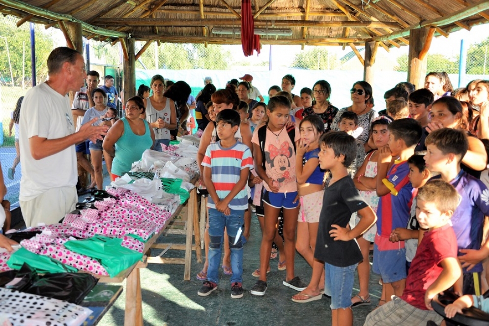 Arrieta junto a los ni&ntilde;os y ni&ntilde;as del barrio en la Pileta Municipal.
