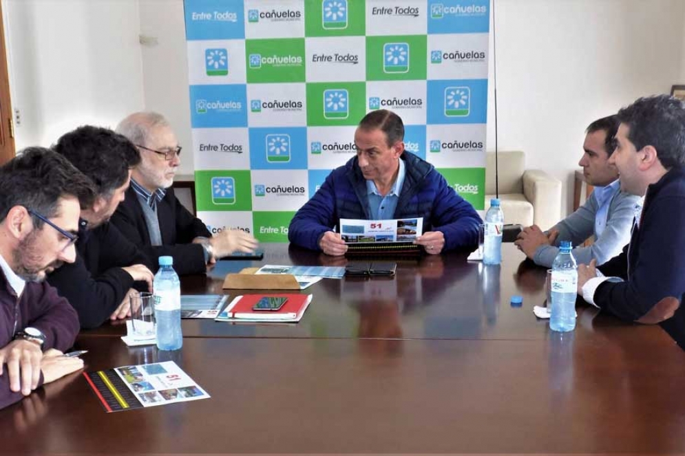 Las autoridades municipales junto a los representantes de las empresas. 