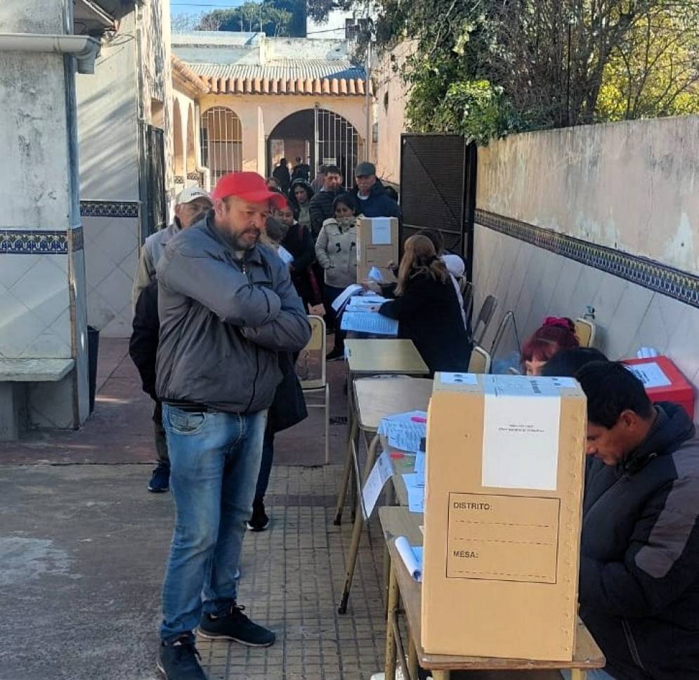 Votantes en la fila de una mesa del Colegio Santa Mar&iacute;a.