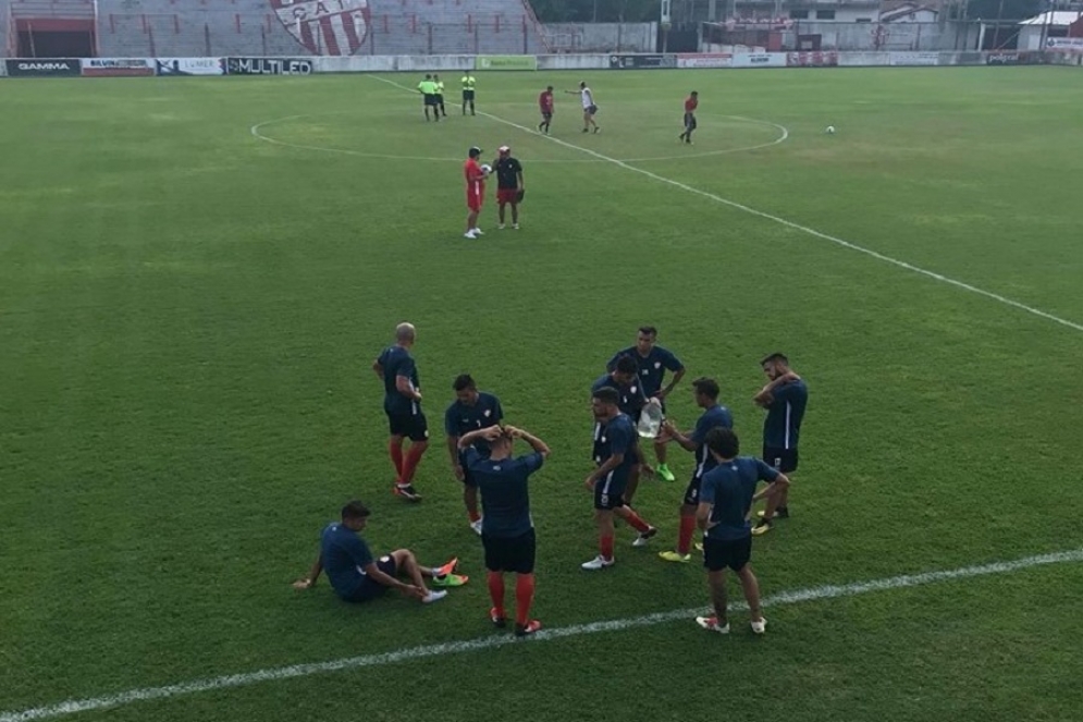 Pensando en el debut con Excursionistas, Ca&ntilde;uelas define el mejor once