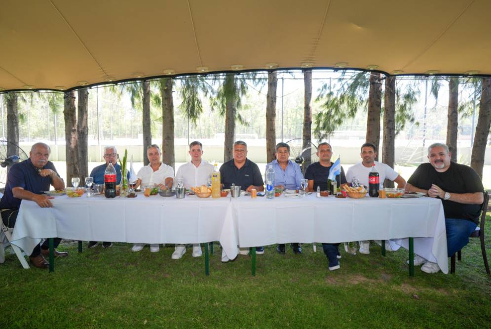 La mesa de autoridades de la "C" encabezada por Tapia.