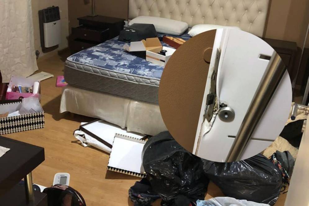 La cerradura forzada y la habitaci&oacute;n desordenada por los ladrones. 