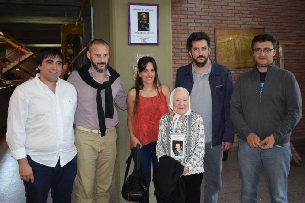Nora Corti&ntilde;as junto al representantes del FEC y concejales del oficialismo que fueron a recibirla. 