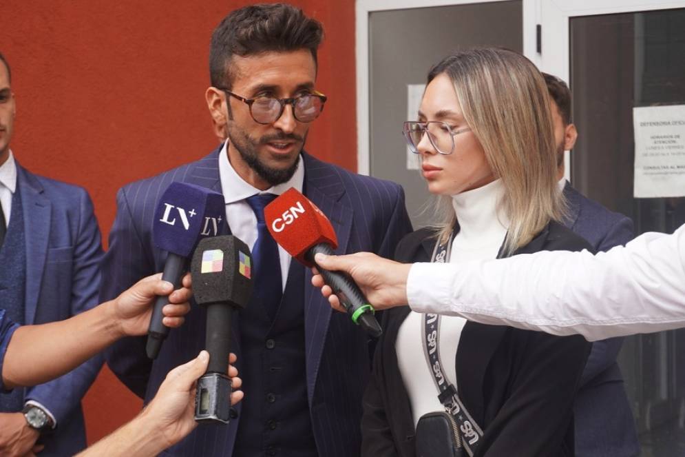 Flor Moyano y su abogado atendiendo a la prensa al salir de la fiscal&iacute;a a cargo de la Dra. Norma Pippo.