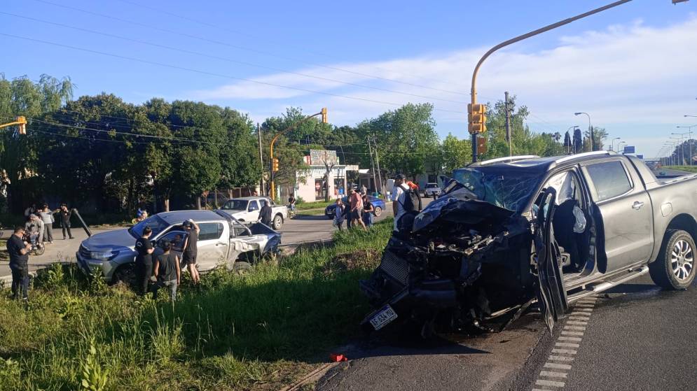 La Ford Ranger, destrozada. La Hilux en la zanja.