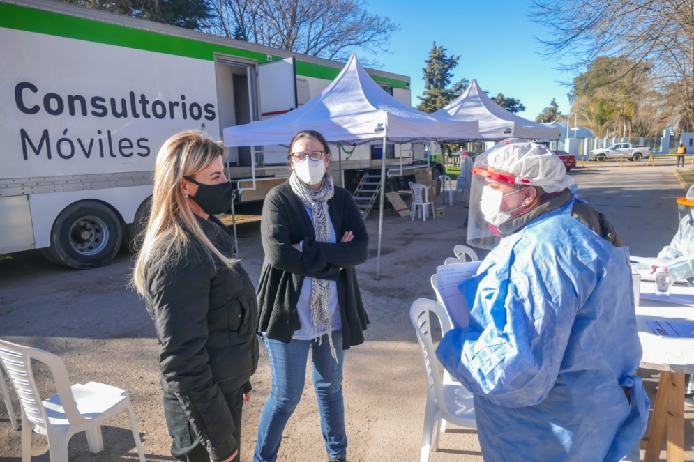 Fassi en Uribe, con la epidemiologa Pen&eacute; y una doctora del plan. 