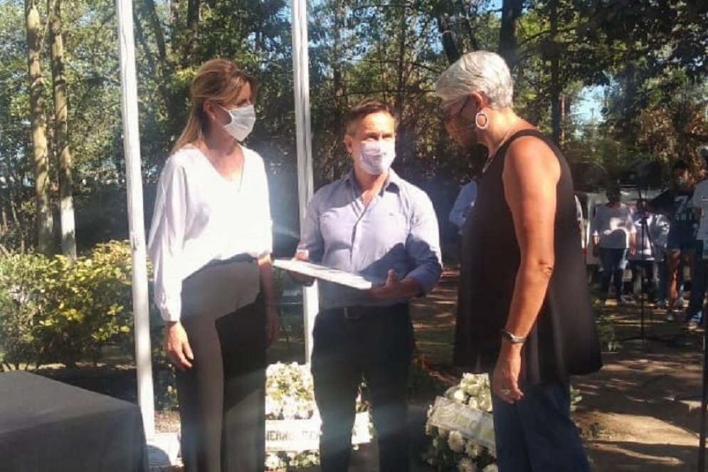 Fassi y Gill haciendo entrega de una placa reconocimiento a autoridades del Hospital Marzetti.