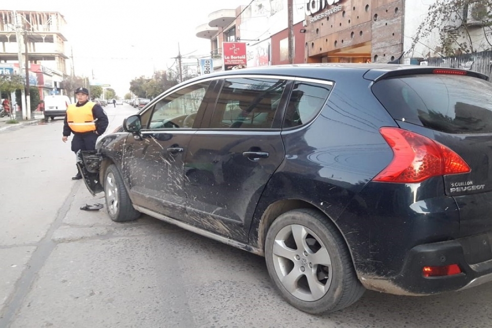 Se desprendi&oacute; parte del paragolpe del Peugeot.