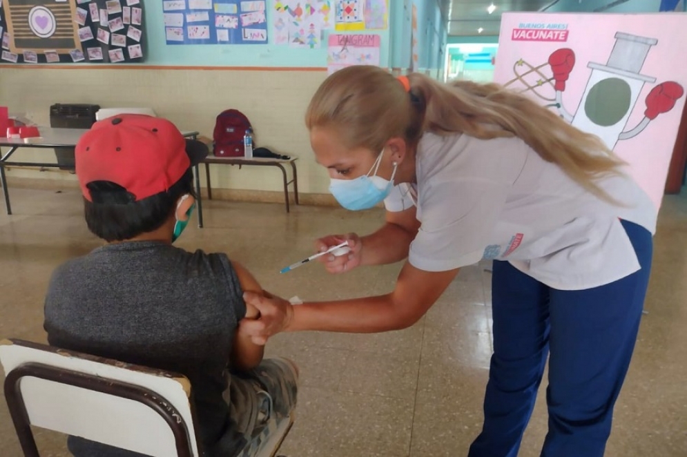 Un menor, siendo vacunado esta ma&ntilde;ana en el edificio de Matheu y Acu&ntilde;a.
