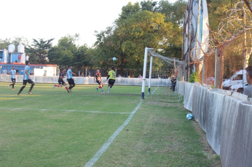 Visco a punto de convertir el gol del empate. 
