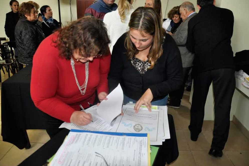 M&aacute;s de 90 familias firmaron y recibieron las escrituras de sus casas