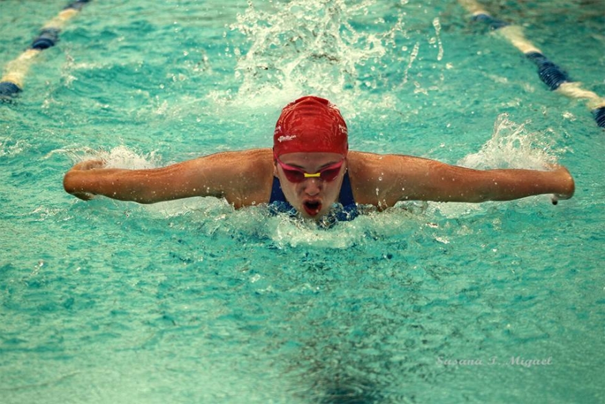 Gran momento de una nadadora local
