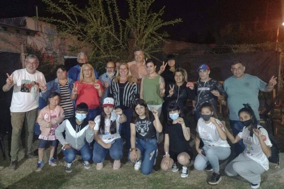 La cl&aacute;sica foto, entre dedos en "V" y el pu&ntilde;o de la izquierda nacional.