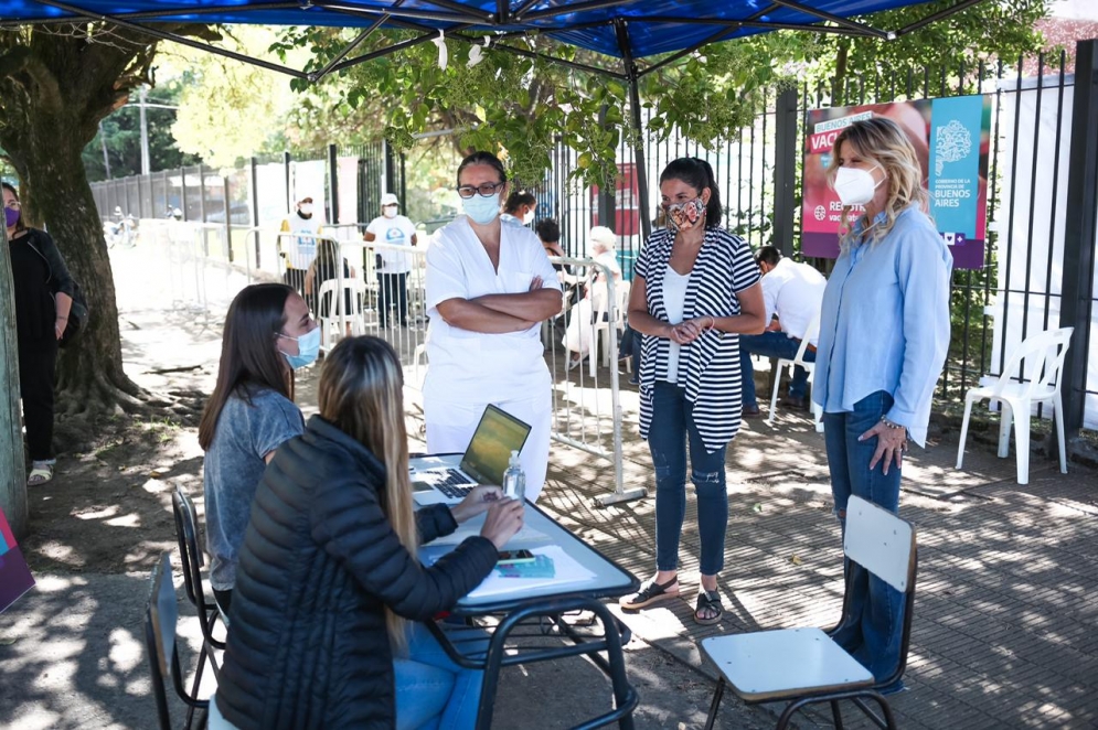 Fassi recorri&oacute; la Escuela T&eacute;cnica con funcionarias del &aacute;mbito sanitario.