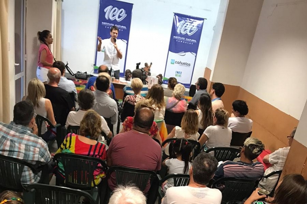 La charla se convoc&oacute; en uno de los salones del ICC.