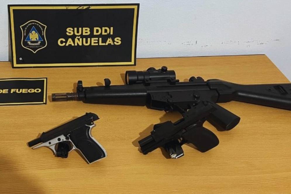 Las armas incautadas por la DDI de Ca&ntilde;uelas.