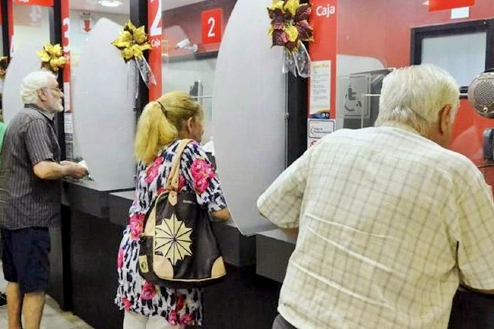 Seg&uacute;n estad&iacute;sticas, el 46% cobra por ventanilla. 