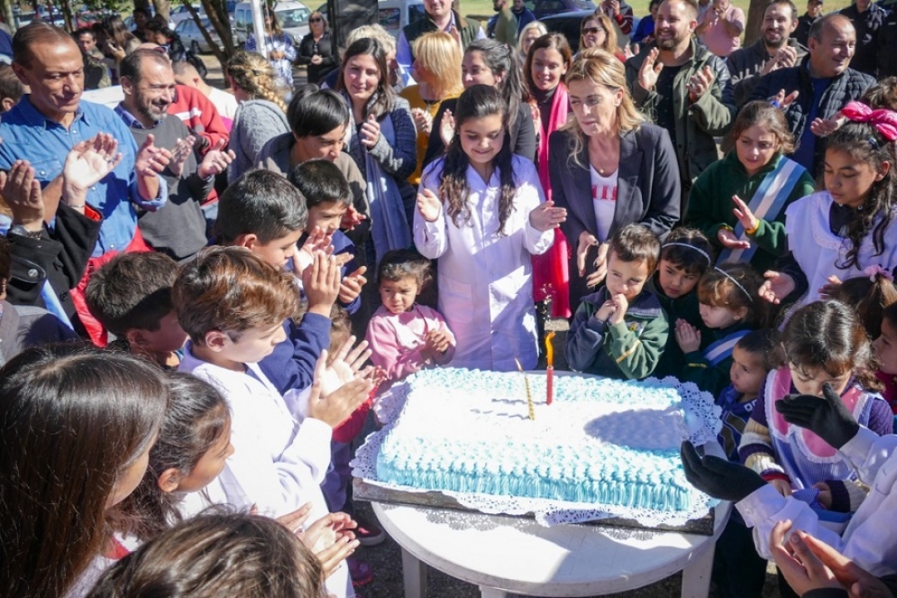 Los vecinos y las autoridades municipales compartieron una torta. 