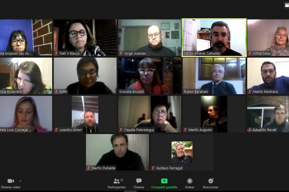 Los concejales en plena reuni&oacute;n. 