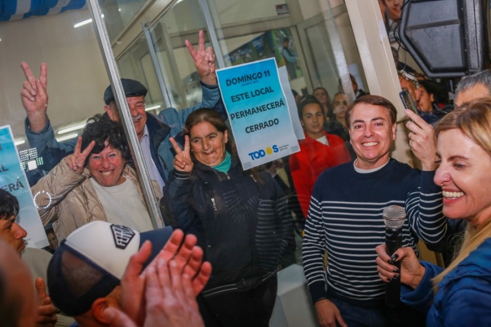 Fassi festejando junto a militantes de la Ruta 3 en su bunker de la calle Libertad. 