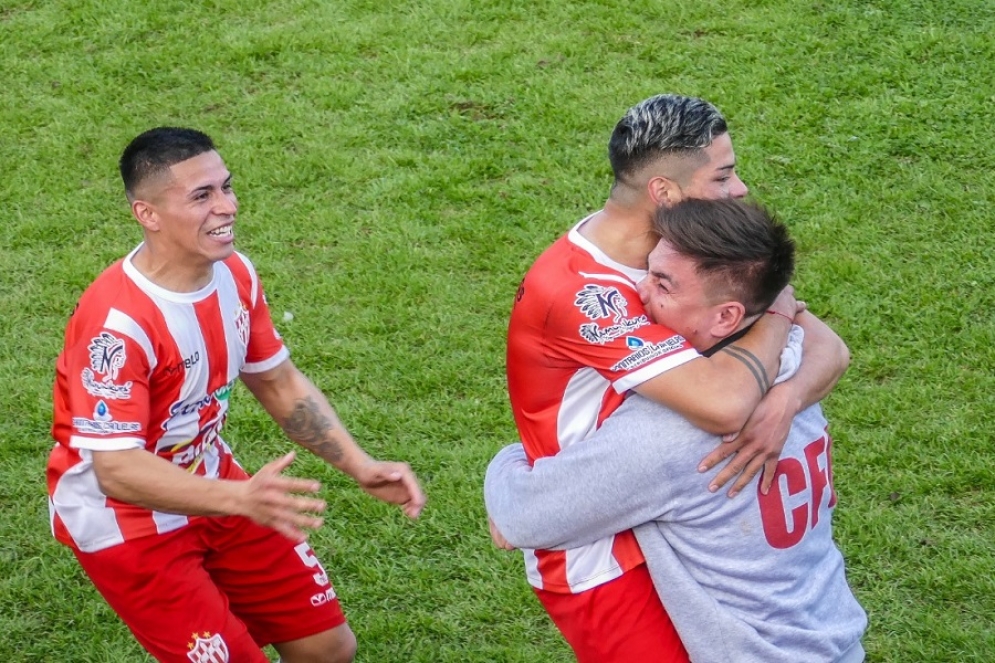 Abrazo emocionante entre Cecotti e I&ntilde;iguez.
