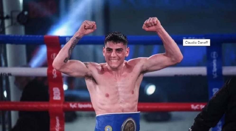 Mu&ntilde;os arriba para Claudio Daneff. "Cha&iacute;to brill&oacute; ante la gente de Ca&ntilde;uelas.