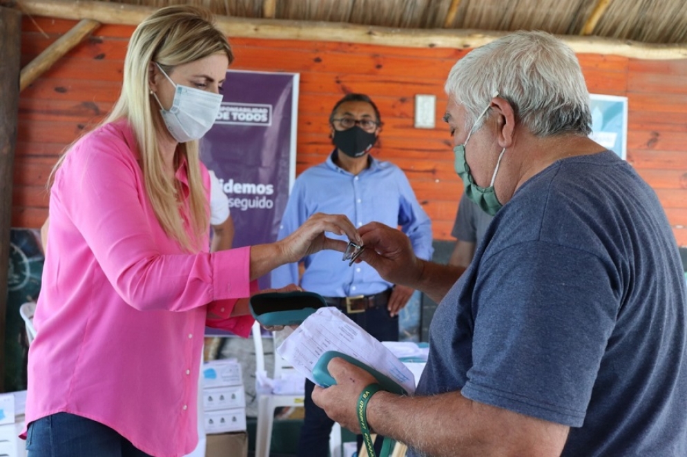 La jefa comunal particip&oacute; de la entrega.