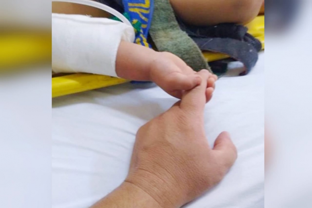 Beltr&aacute;n sujetando el dedo del ambulanciero Walter Britos, mientras era trasladado hac&iacute;a el Hospital Marzetti el d&iacute;a del accidente.