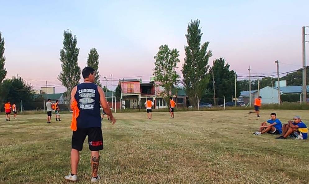 "Yaya" Rossi (de espaldas) y Martina Iraola colaborar&aacute;n con las divisiones formativas.