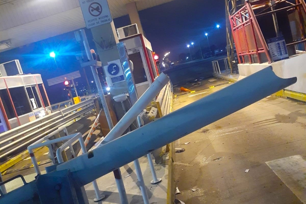 Persecuci&oacute;n de pel&iacute;cula: se resisti&oacute; a ser identificado, escap&oacute;, rompi&oacute; la barrera del peaje y termin&oacute; preso