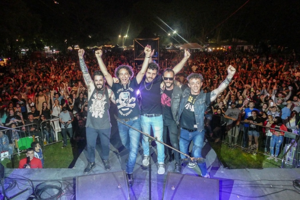 Calamaro y la cl&aacute;sica foto en el cierre de cada espect&aacute;culo. 