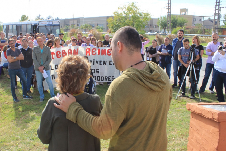 Maruca Ramos en pleno discurso junto a su hijo.