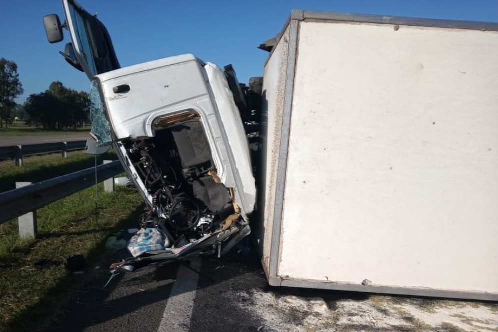 El chofer del Mercedes Benz fue trasladado de urgencia. 