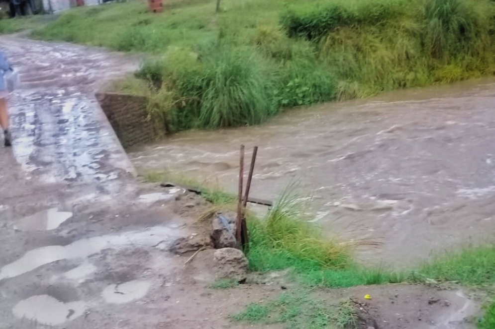 El agua corriendo por debajo del puente peatonal de M&aacute;ximo Paz, en la tarde de hoy.