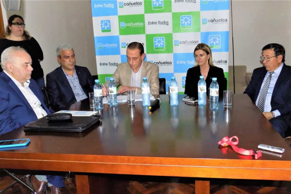 La autoridades firmando el convenio. 