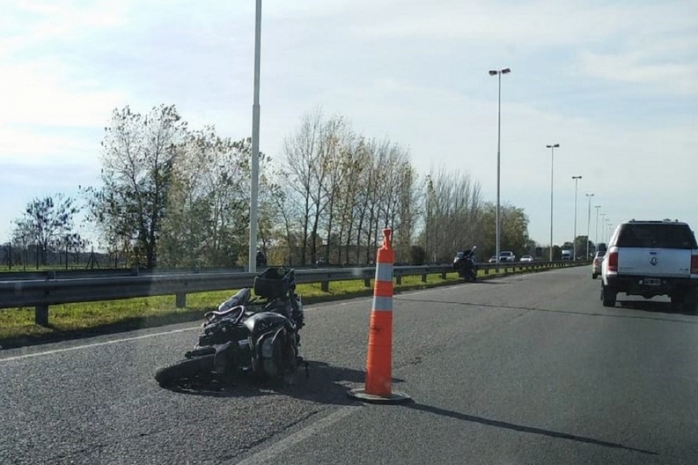 La moto en la autopista tras la ca&iacute;da. 