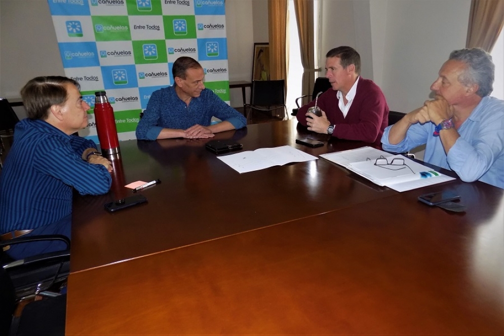 Las autoridades durante el encuentro.