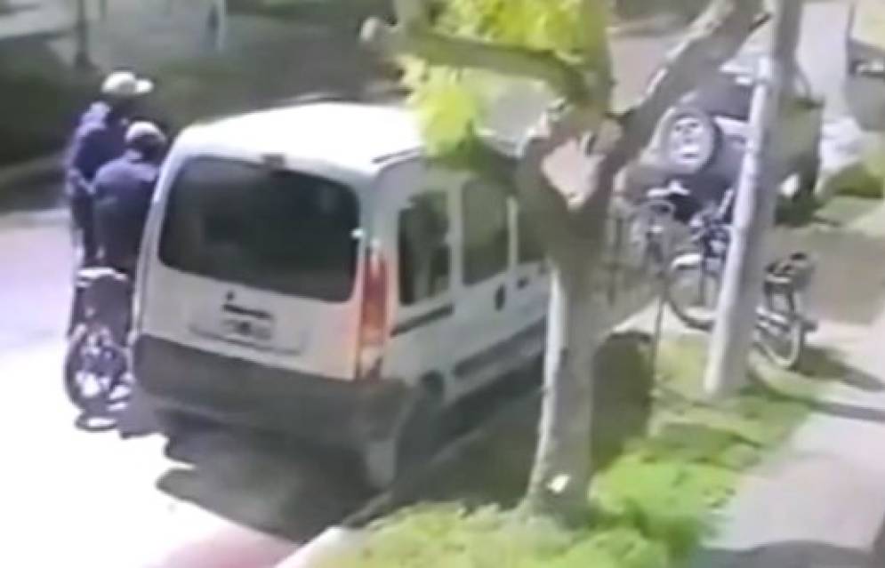 Los ladrones se ocultaban detr&aacute;s de una camioneta ante el ladrido de los perros. 