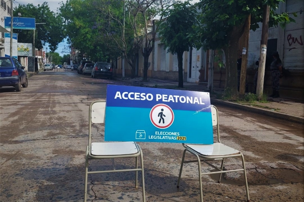 Rivadavia bloqueada al tr&aacute;nsito. La Escuela N&deg;32 amaneci&oacute; con sillas para aguardar en la calle.