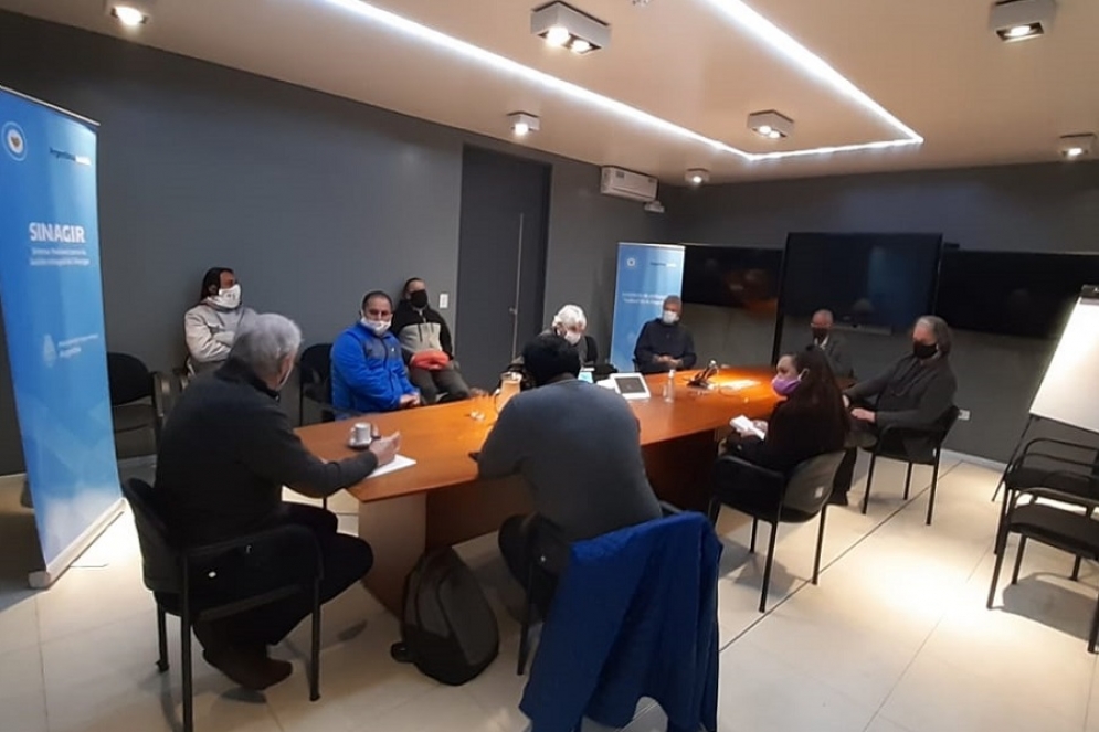 La mesa ampliada que trabaj&oacute; la propuesta. Mariano Morfese, de la UOMA local, fue testigo del encuentro.